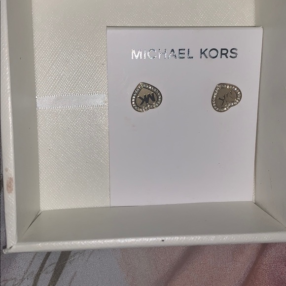 BRAND NEW PAIR OF MICHAEL KORS EARRINGS ❄️❄️❄️ - Picture 2 of 2